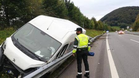 Herido leve tras sufrir un salida de vía en la A-15 en Gorriti