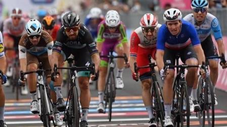 Demare gana al esprint por delante de Sagan y Almeida sigue de rosa