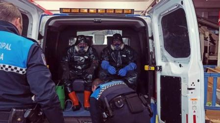 SAR Navarra y Policía Municipal descontaminan 600 vehículos y 120 dependencias