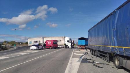 Dos camiones chocan en Caparroso en un accidente sin heridos