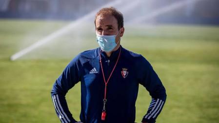 El entrenador de Osasuna, Jagoba Arrasate, con mascarilla en un entrenamiento en Tajonar