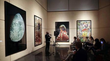 Una exposición recorre, a través de 115 obras, 25 años del arte de Vik Muniz