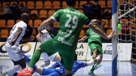 Galería de imágenes del partido Osasuna Magna-O'Parrulo disputado este viernes en el Pabellón Anaitasuna.