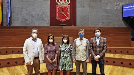 Desde la izquierda: Eduardo Satué de Velasco (Pte. de la Sociedad Española de Farmacia Familiar y Comunitaria para Aragón, la Rioja y Navarra); Elena Jiménez Domínguez (Pta. de la Asociación de Empresarios Farmacéuticos de Navarra)y farmacéutica en Pamplona; María Dolores Díez de Ulzurrun (Farmacia en Burlada); Alberto Marfil García (Farmacia en Yanguas y Miranda) y Miguel Menéndez Pérez (Farmacia en Villava).