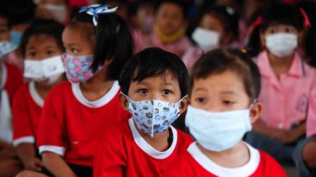 Niños con mascarilla en un colegio de Tailandia.
