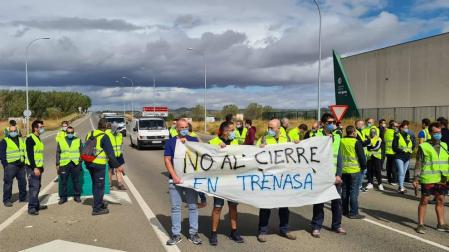 Los trabajadores de Trenasa han cortado la N-113 tras el anuncio de los despidos.