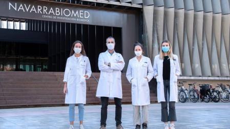 Equipo de la Unidad de Cristalografía de Proteínas de Navarrabiomed. De izda. a dcha.: Ane Ochoa Echevarría, Jacinto López Sagaseta, Gilda Dichiara Rodríguez y Elena Erausquin Arrondo.