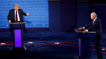Trump señala a Biden en un momento del debate.
