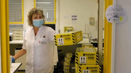 Fotos que muestran cómo se trabaja en el laboratorio del pabellón L del Complejo Hospitalario de Navarra donde se analizan las PCR