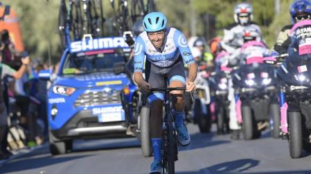 Alex Dowsett triunfa en Vieste y Almeida mantiene la maglia rosa