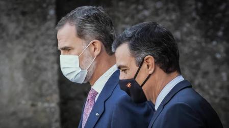 El rey Felipe VI y el presidente del Gobierno, Pedro Sánchez, durante la XXI Conferencia de Presidentes