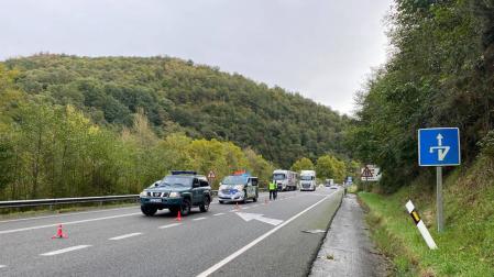 Un herido leve en un accidente entre un turismo y un camión articulado