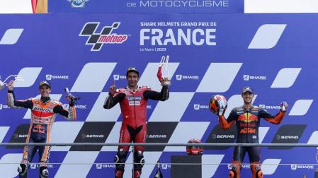 Triunfo de Petrucci en el GP de Francia, con Álex Márquez y Pol Espargaró en el podio