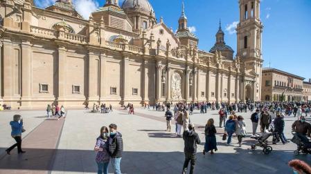 Importante despliegue policial para controlar los accesos a la plaza y un ambiente enrarecido en el que se han mezclado devoción, curiosidad y resignación.