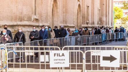 Importante despliegue policial para controlar los accesos a la plaza y un ambiente enrarecido en el que se han mezclado devoción, curiosidad y resignación.