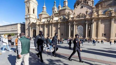 Importante despliegue policial para controlar los accesos a la plaza y un ambiente enrarecido en el que se han mezclado devoción, curiosidad y resignación.