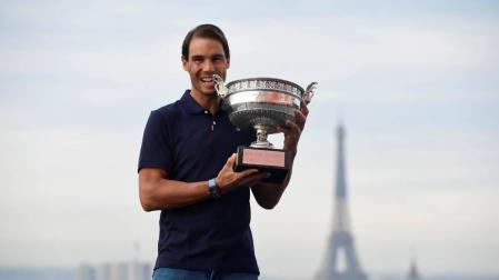 Nadal posa con su 13ª Copa de los Mosqueteros con la torre Eiffel al fondo.