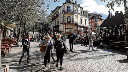 Gente caminando por las calles de Zakopane en Polonia.