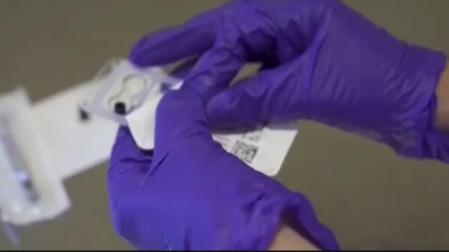 Vídeo: Johnson and Johnson detiene los ensayos de su vacuna por la "enfermedad inexplicable" de un voluntario