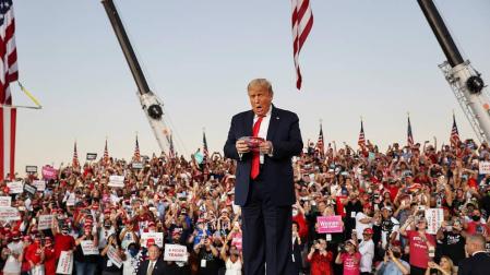 Trump vuelve a la campaña electoral "poderoso" y lanzando besos