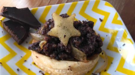 Imagen del pincho de morcilla con cebolla y manzana caramelizada
