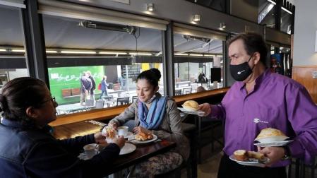 “¿Quién va a venir a cenar a las ocho?”
