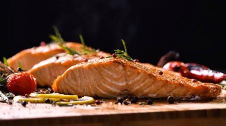 Imagen de un plato de salmón al horno recién preparado