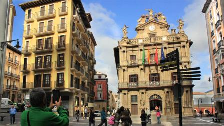 Un turista saca una foto de la plaza del Ayuntamiento.