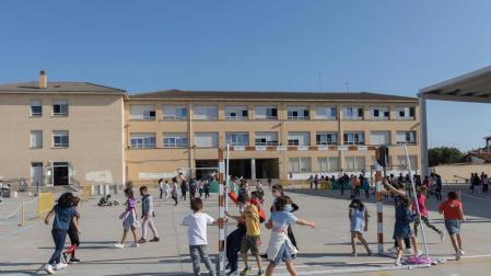 Exterior del colegio de Corella.