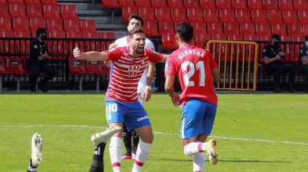 Antonio Puertas felicita al Venezolano Yangel Clemente Herrera por el único gol del encuentro contra el Sevilla.