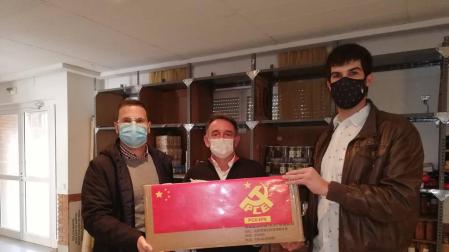 Momento de la entrega de las mascarillas.