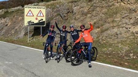 Carapaz, con parte de sus compañeros, este sábado en San Miguel.