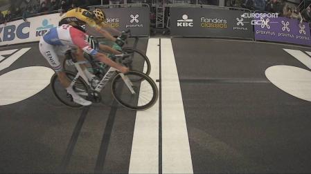Van der Poel gana a Van Aert el mano a mano por el Tour de Flandes