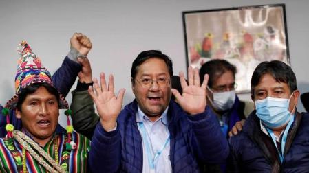 El candidato Luis Arce celebra su victoria en Bolivia.