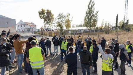 Trabajadores de Trenasa cierran la vía de pruebas de CAF en Corella