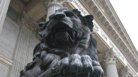 Vista de uno de los leones del Congreso de los Diputados.