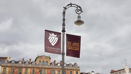Pamplona amanece engalanada con banderolas de Osasuna