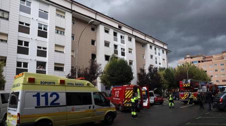 Dos heridos leves y un edificio desalojado por un incendio en Barañáin