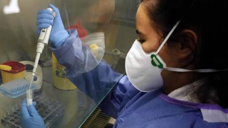 Fotos que muestran cómo se trabaja en el laboratorio del pabellón L del Complejo Hospitalario de Navarra donde se analizan las PCR