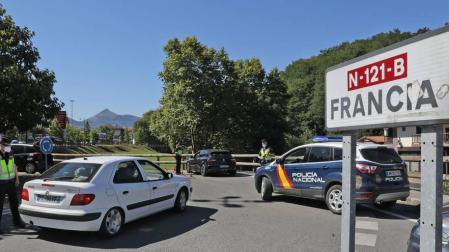 La Policía Nacional establece un control en Dantxarinea para controlar el trasiego de vehículos.