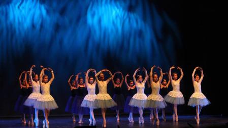 alumnos de la escuela  de Danza y Teatro Ángel Martínez durante las actuaciones