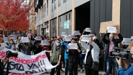 Hosteleros navarros protestan en la salida de la Vuelta a España