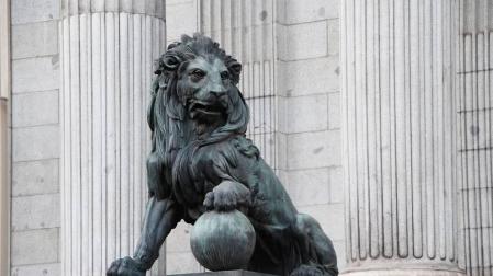 Imagen de uno de los leones que preside la fachada del Congreso de los Diputados de España