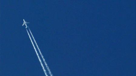Estela de humo de un avión.