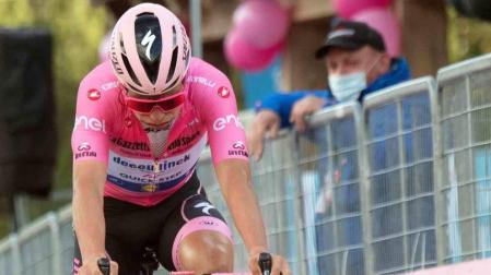 Almeida sucumbe al Stelvio y entrega la maglia rosa a Kelderman