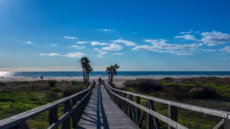 Imagen de un paso de madera hacia la costa