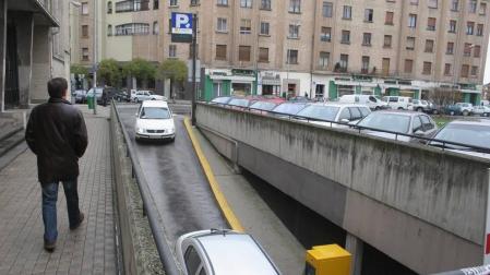 5.200 vehículos rotan cada día por los parking de pago de Pamplona