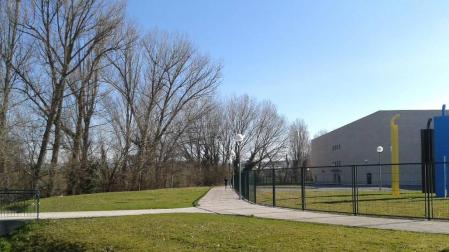 Ausencia de señalización cerca del polideportivo de la UPNA.