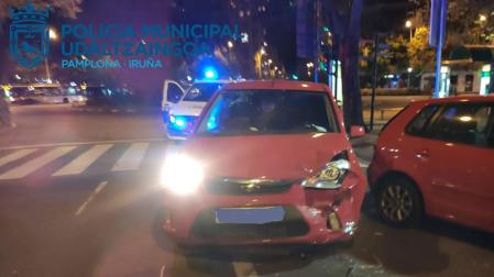 Da positivo en alcohol tras chocar contra tres coches aparcados en Pamplona