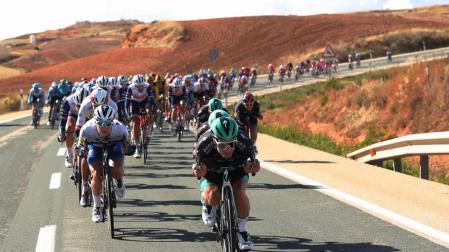 Sam Bennett triunfa en el primer sprint en Ejea de los Caballeros
